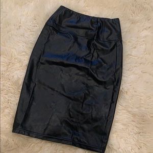 Aritzia Wilfred Sexy faux leather pencil skirt